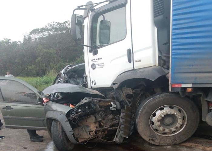 Ônibus, carreta e carro se envolvem em acidente na BR-251, em Francisco Sá  (MG)