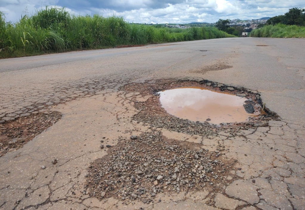 Carro de luxo é flagrado a 195 km/h em rodovia de Goiás; vídeo