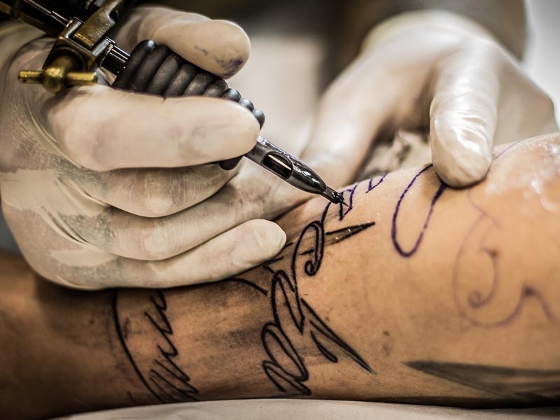 Entenda como a tatuagem foi de símbolo da marginalidade a moda com status  de arte - Cultura - Estado de Minas
