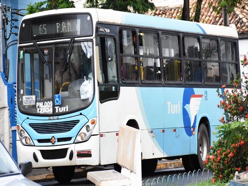 Acidente entre ônibus e carro deixa criança e homem presos a ferragens, em  Fortaleza, Ceará