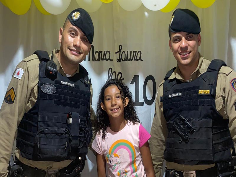Menina de 10 anos recebe visita de policiais militares em seu