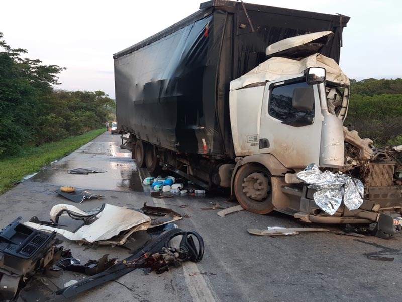 Creme de leite espalhado pela pista fecha rodovia após acidente em MG