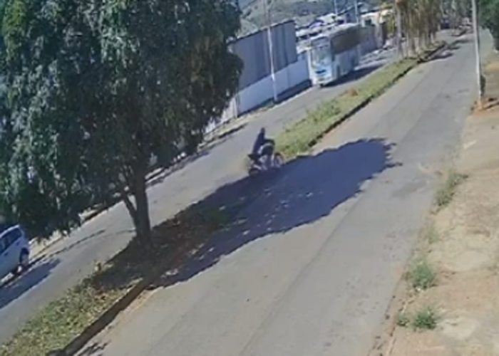Jovem acaba preso ao ser flagrado transportando moto de trilha sem